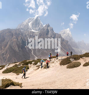 Solo Khumbu, Népal, Everest, Groupe d'mounaineers à Dingboche randonnée Banque D'Images