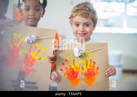 Portrait of smiling children présenter les images d'incendie de la maternelle Banque D'Images