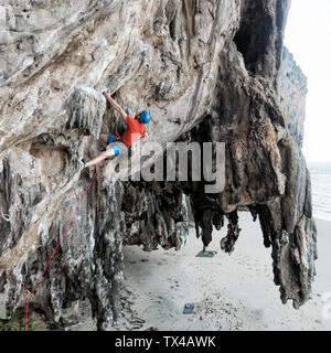 La Thaïlande, Krabi, Lao liang island, alpiniste dans Rock Wall Banque D'Images