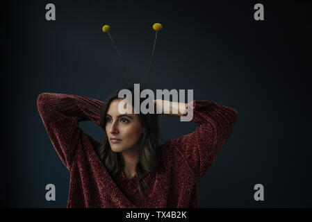 Portrait de jeune femme portant des fleurs sur sa tête Banque D'Images