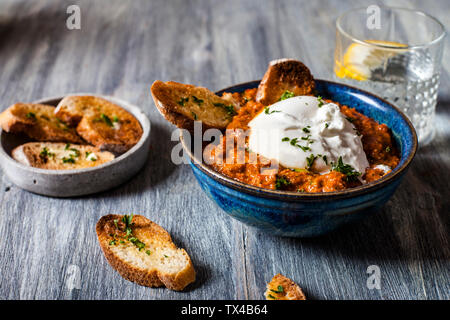 Burrata sur pain grillé avec sauce romescu Banque D'Images