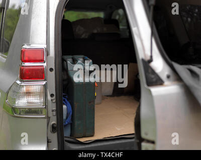 Un bidon de métal dans le coffre d'une voiture, piscine close-up shot Banque D'Images