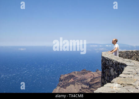 Espagne, Canaries, La Gomera, jeune homme enjoying view de point d'observation Mirador Ermita del Santo Banque D'Images