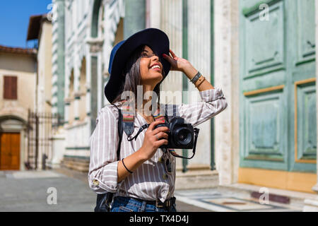 Italie, Florence, heureux jeune touriste avec appareil photo jusqu'à Banque D'Images