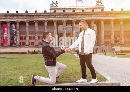Jeune homme propose à son petit ami surpris au Lustgarten, Berlin, Allemagne Banque D'Images