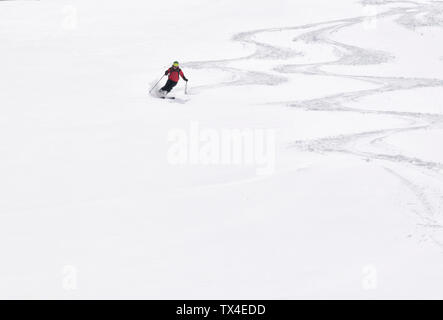 La Géorgie, Caucase, Gudauri, l'homme sur une pente de ski d''équitation Banque D'Images