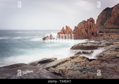 Italie, Sardaigne, Tortoli, Arbatax, rochers dans le surf Banque D'Images