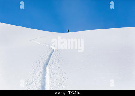 Autriche, Tyrol, entre Ischgl et de Galtuer, Hohe Koepfe, tourer ski escalade vers le sommet en hiver Banque D'Images