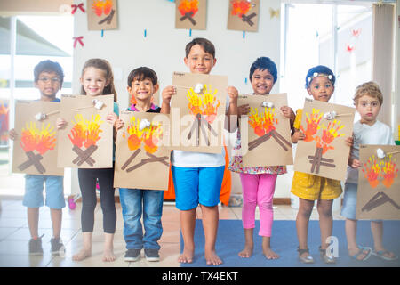 Portrait of smiling children présenter les images d'incendie de la maternelle Banque D'Images