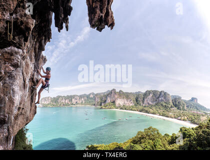 La Thaïlande, Krabi, Thaiwand wall, woman climbing rock en mur au-dessus de la mer Banque D'Images