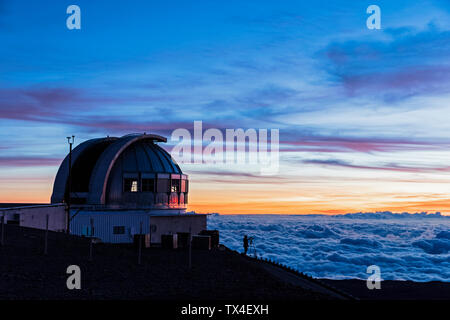 USA, Hawaii, volcan Mauna Kea, télescopes à Mauna Kea Observatories at sunset Banque D'Images