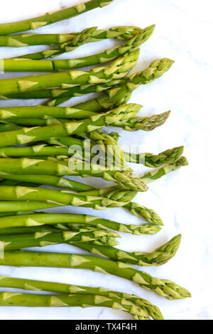 Rangée d'asperges vertes sur fond blanc Banque D'Images