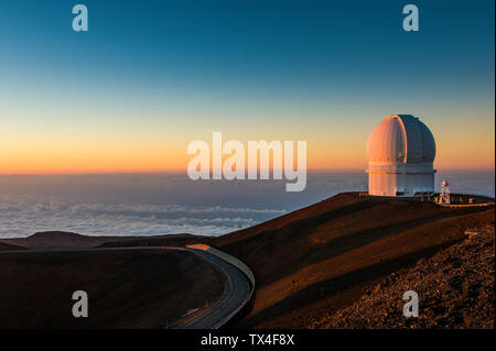 USA, Hawaii, Big Island, observatoire sur le volcan Mauna Kea au coucher du soleil Banque D'Images