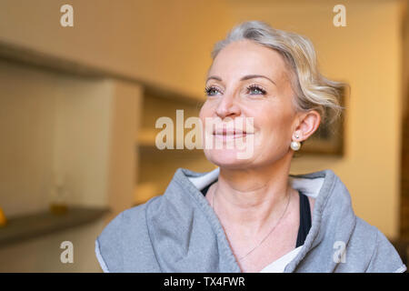 Portrait of happy young woman dans le salon Banque D'Images