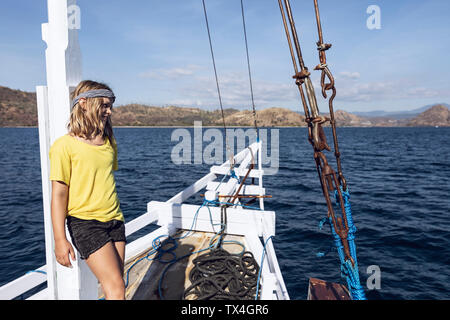 L'Indonésie, le Parc National de Komodo, jeune fille sur un bateau à voile Banque D'Images