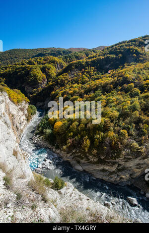 La Russie, du Caucase, la Tchétchénie, la montagne du Caucase à l'automne avec l'Argun river Banque D'Images