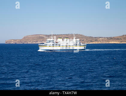 La Malte à Gozo ferry dans le canal de Gozo Banque D'Images