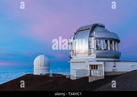 USA, Hawaii, volcan Mauna Kea, télescopes à Mauna Kea Observatories at sunset Banque D'Images