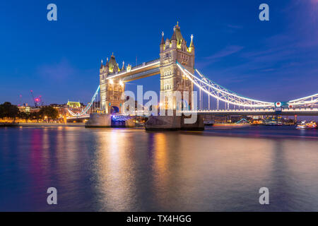UK, Londres, Tower Bridge de nuit illuminée Banque D'Images