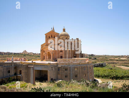 La basilique du Sanctuaire national de la Vierge de Ta' Pinu sur Gozo, près de Malte Banque D'Images