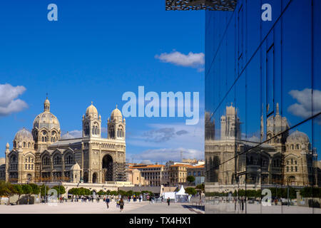 France, Marseille, le MuCEM, Musée des civilisations européennes et méditerranéennes et la cathédrale de Marseille Banque D'Images