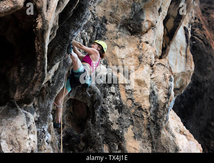 La Thaïlande, Krabi, Thaiwand wall, mur d'escalade de roche en femme Banque D'Images