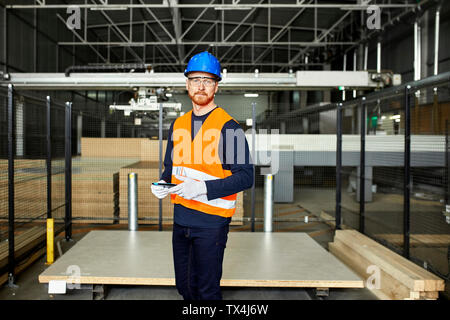 Portrait de travailleur avec tablette en usine-entrepôt Banque D'Images
