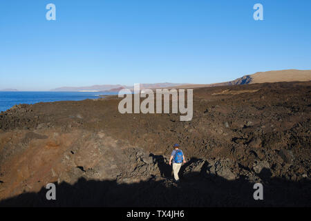 Espagne, Canaries, Lanzarote, Tinajo, Los volcans nature park, les femmes de la randonnée à travers les déchets de lave Banque D'Images