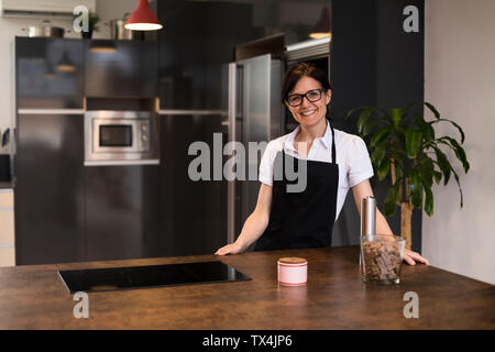 Portrait of smiling woman in kitchen Banque D'Images