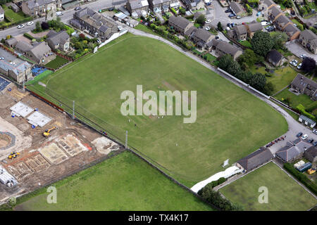 Vue aérienne de cricket à Golcar Cricket Club alors qu'un match est joué Banque D'Images