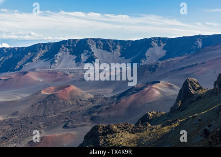 USA, Hawaii, Maui Haleakala, paysage volcanique, avec des nuages, vue sur le cratère de Haleakala Banque D'Images