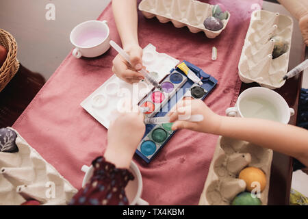 Peinture enfants les oeufs de Pâques sur le tableau à la maison Banque D'Images