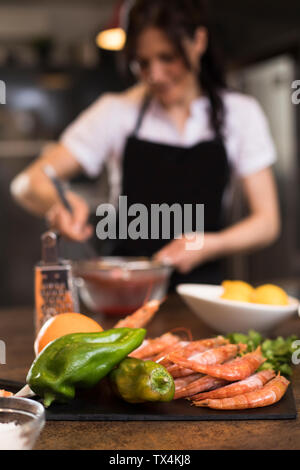 Ingrédients et tendre femme une sauce dans la cuisine Banque D'Images