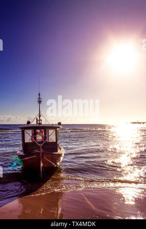 Allemagne, Eifel, bateau de pêche sur la plage Banque D'Images