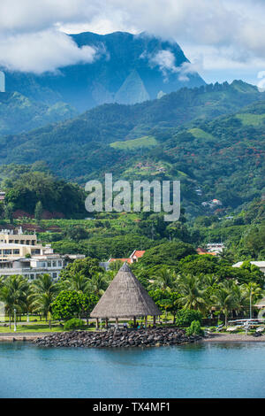 Polynésie Française, Tahiti, qui se profile derrière les montagnes spectaculaires Papeete Banque D'Images