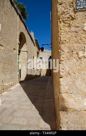 Une rue étroite dans la ville médiévale de Mdina Malte Banque D'Images