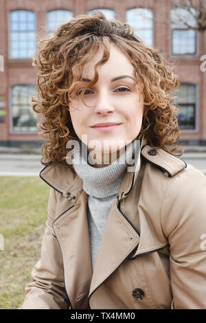 Portrait de jeune femme en cheveux bouclés Banque D'Images