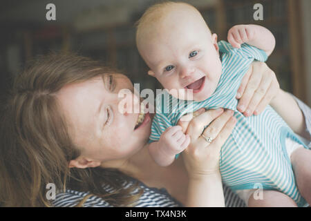 Happy mother holding her baby daughter Banque D'Images