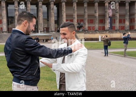 Jeune homme propose à son petit ami au Lustgarten, Berlin, Allemagne Banque D'Images