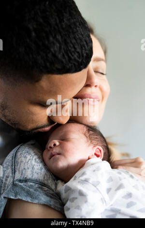 Les parents de câlins avec sleeping newborn baby Banque D'Images