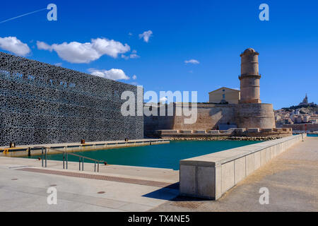 France, Marseille, musée des Civilisations européennes et méditerranéennes, MuCEM et tour à signaux de Fort Saint Jean Banque D'Images