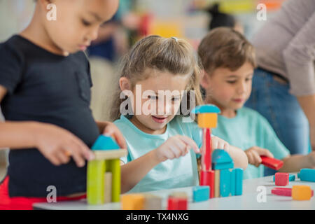 Enfants jouant avec des blocs de construction dans l'école maternelle Banque D'Images