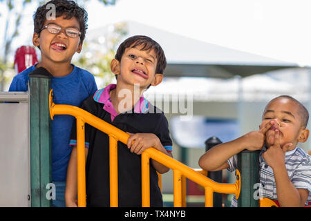 Portrait de garçons espiègles grimaces en maternelle Banque D'Images