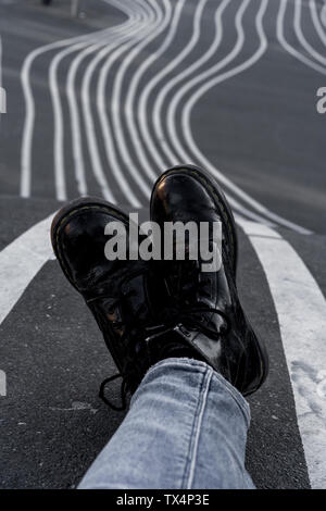 Danemark, copenhague, woman's bottes noires sur le bitume Banque D'Images