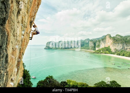 La Thaïlande, Krabi, Thaiwand wall, woman climbing rock en mur au-dessus de la mer Banque D'Images