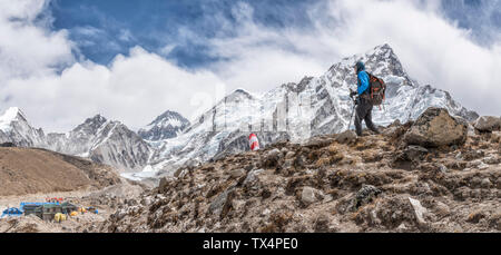 Solo Khumbu, Népal, Everest, alpiniste marche à Gorak Shep Banque D'Images