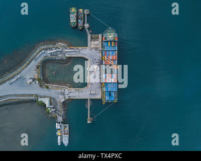 L'Indonésie, Sumbawa, Maluk, vue aérienne du port de conteneurs, d'en haut Banque D'Images