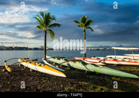 Polynésie Française, Tahiti, Papeete, kayaks sur la plage Banque D'Images