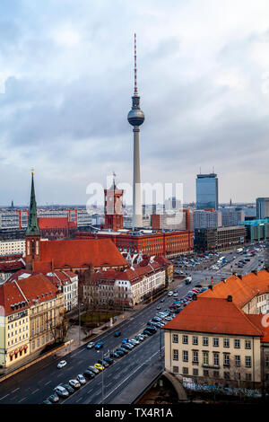 Allemagne, Berlin, tour de la télévision, vue de l'Hôtel de ville rouge et l'église Saint Nicolas Banque D'Images