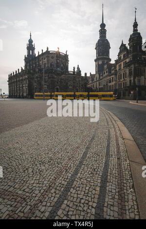 Allemagne, Saxe, Dresde, Place du Théâtre, du château de Dresde, la cathédrale de Dresde contre le soleil du matin, tramway Banque D'Images